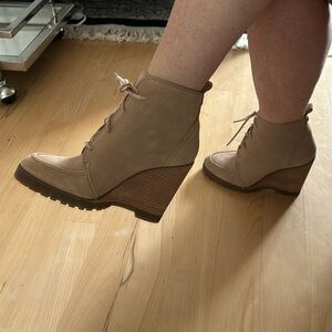 NWT Michael Kors Piper Wedge Lace Up Bootie in Khaki Size 8 New!